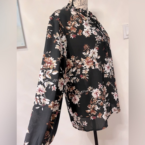 Beautiful blouse. - Picture 2 of 4